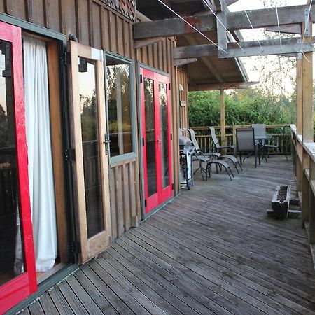 Treetop Hideaway - Taupo Holiday Home Екстер'єр фото