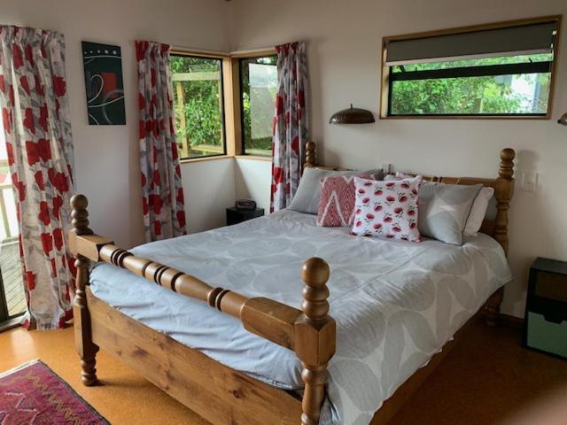 Treetop Hideaway - Taupo Holiday Home Екстер'єр фото