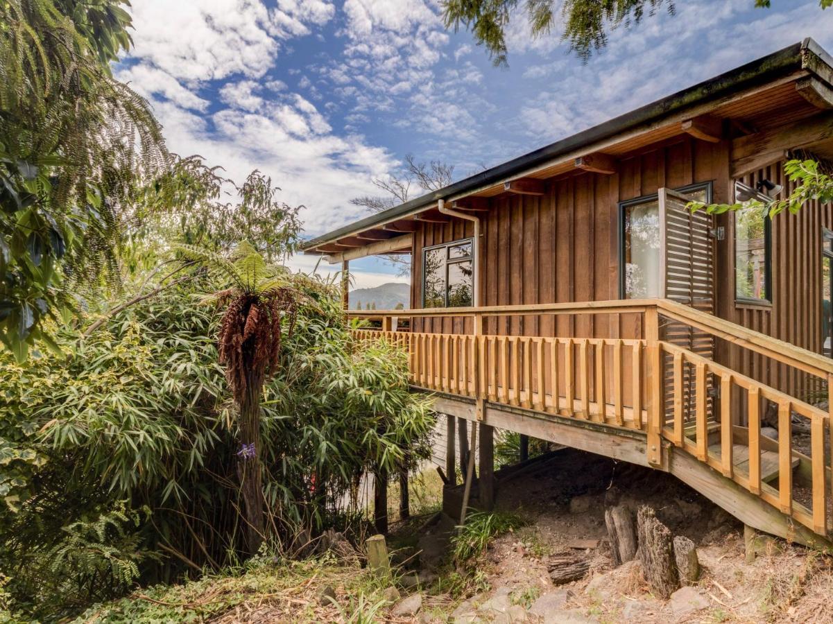 Treetop Hideaway - Taupo Holiday Home Екстер'єр фото