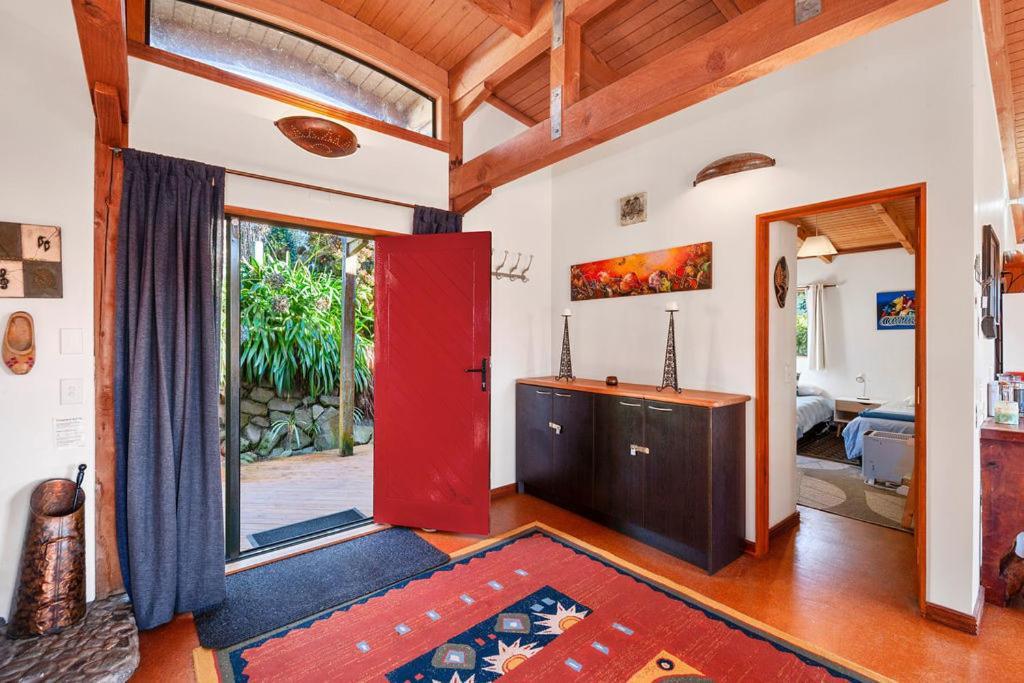 Treetop Hideaway - Taupo Holiday Home Екстер'єр фото