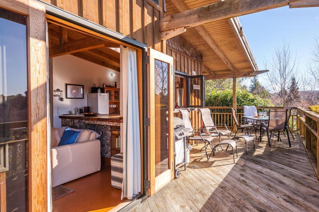 Treetop Hideaway - Taupo Holiday Home Екстер'єр фото