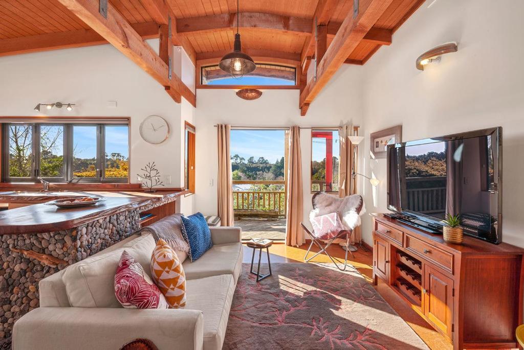 Treetop Hideaway - Taupo Holiday Home Екстер'єр фото